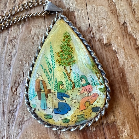 Vintage Hand-Painted Mother Of Pearl Teardrop Storyteller Pendant - Picture 1 of 5